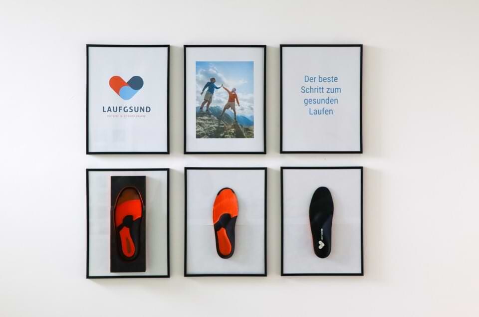 Parete incorniciata da Laufgsund con solette su misura, logo e citazione ispiratrice, promuovendo la salute del piede per uno stile di vita attivo